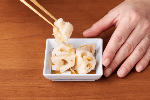 蓮根の甘酢漬けの盛り付け